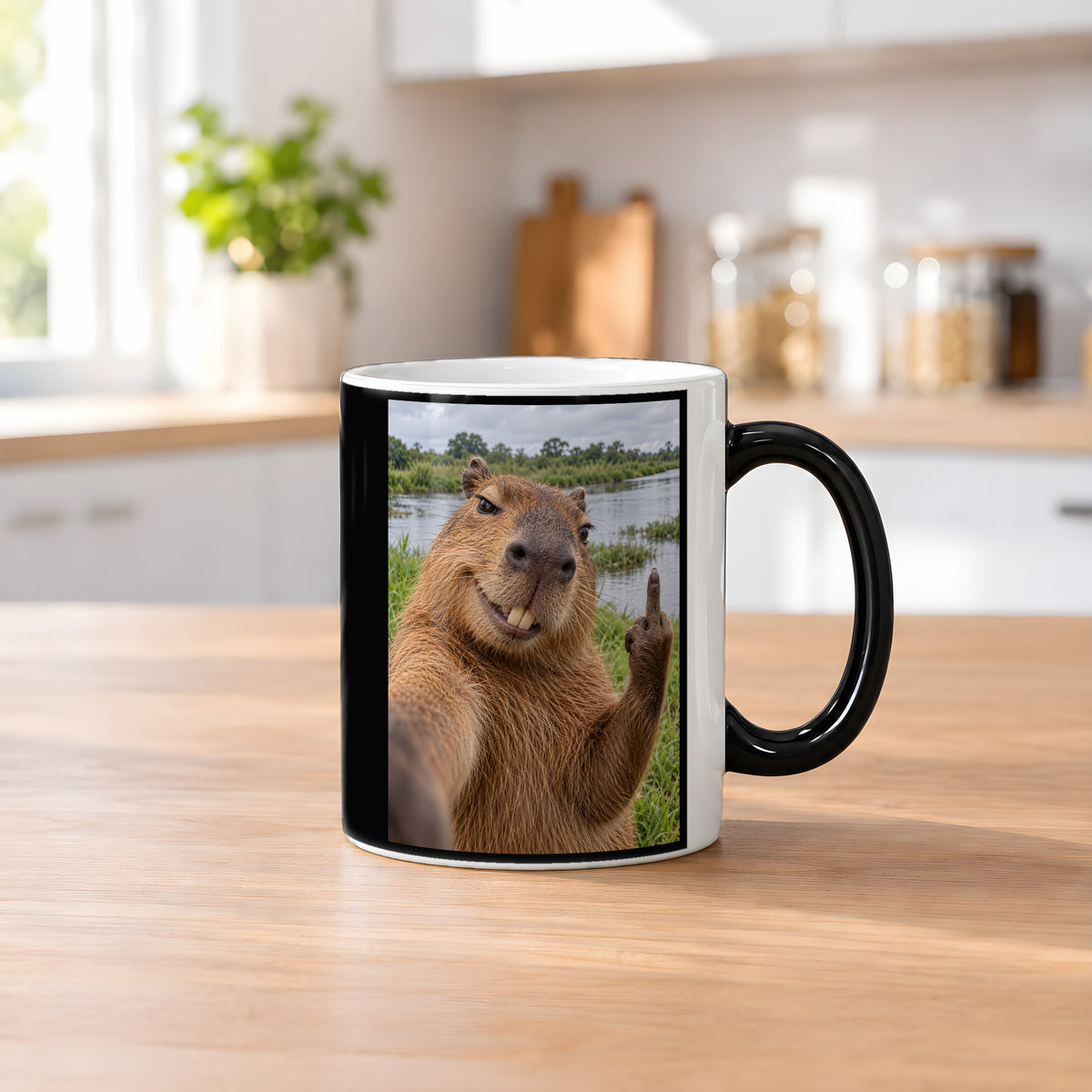 Capybara mit Mittelfinger – Tasse. Zaubertasse: Wärmeeffekt. 2 KUECHE HEISS. KI-Motiv.