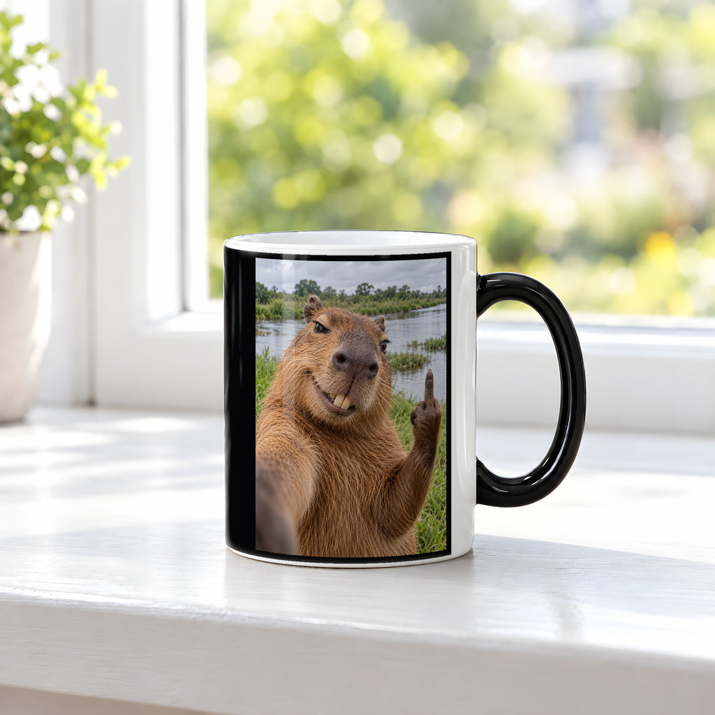 Capybara mit Mittelfinger – Tasse. Zaubertasse: Wärmeeffekt. 3 FENSTER HEISS. KI-Motiv.