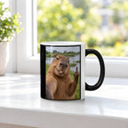 Capybara mit Mittelfinger – Tasse. Zaubertasse: Wärmeeffekt. 3 FENSTER HEISS. KI-Motiv.