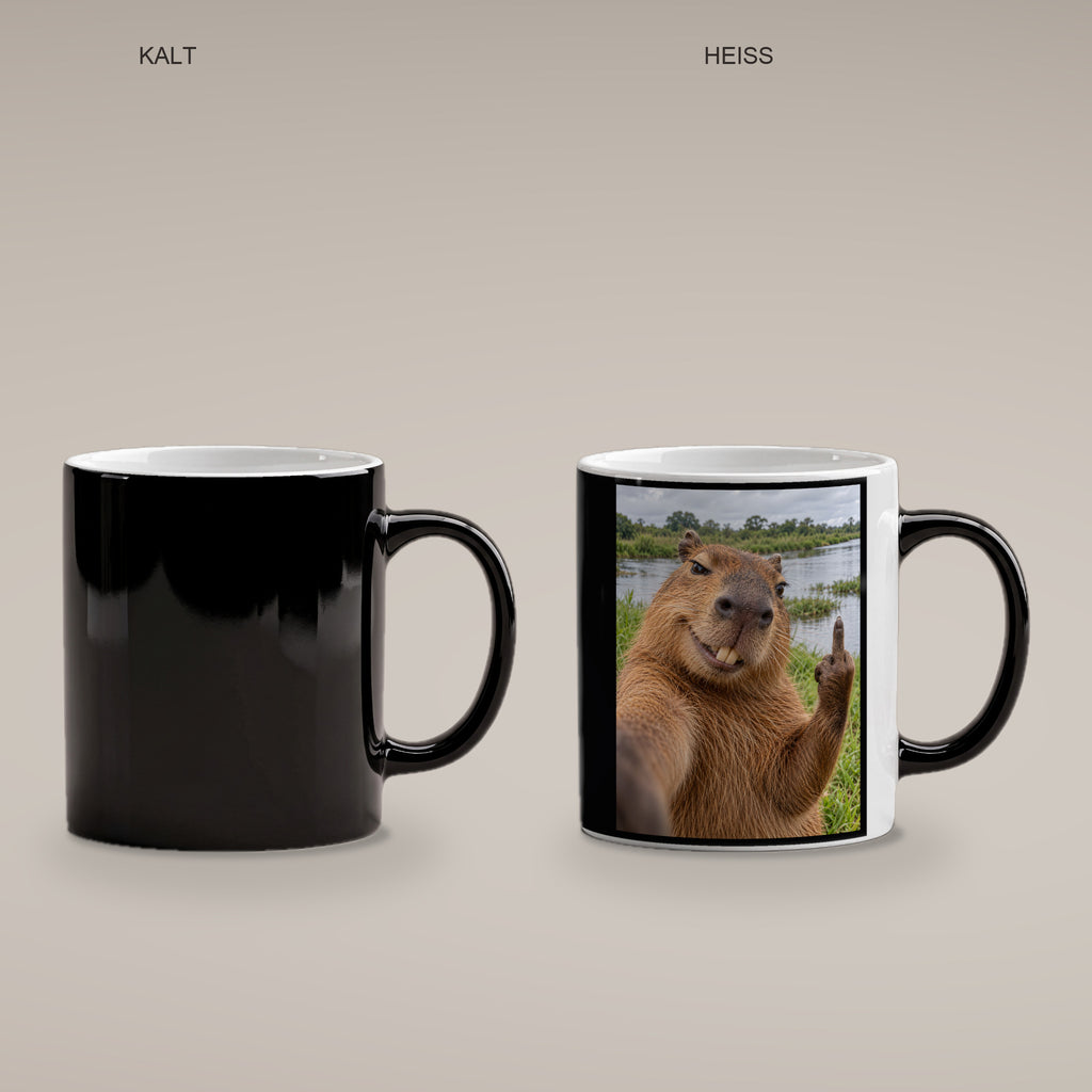 Capybara mit Mittelfinger – Tasse. Zaubertasse: Wärmeeffekt. 4 KALT HEISS. KI-Motiv.