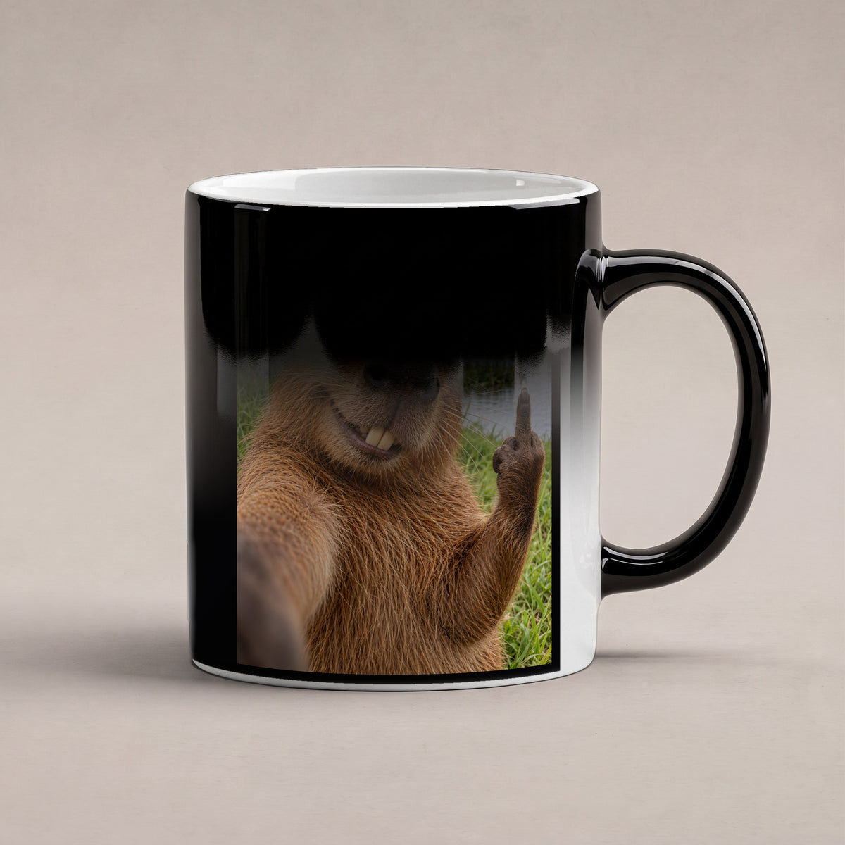 Capybara mit Mittelfinger – Tasse. Zaubertasse: Wärmeeffekt. 6 WAERMEEFFEKT. KI-Motiv.