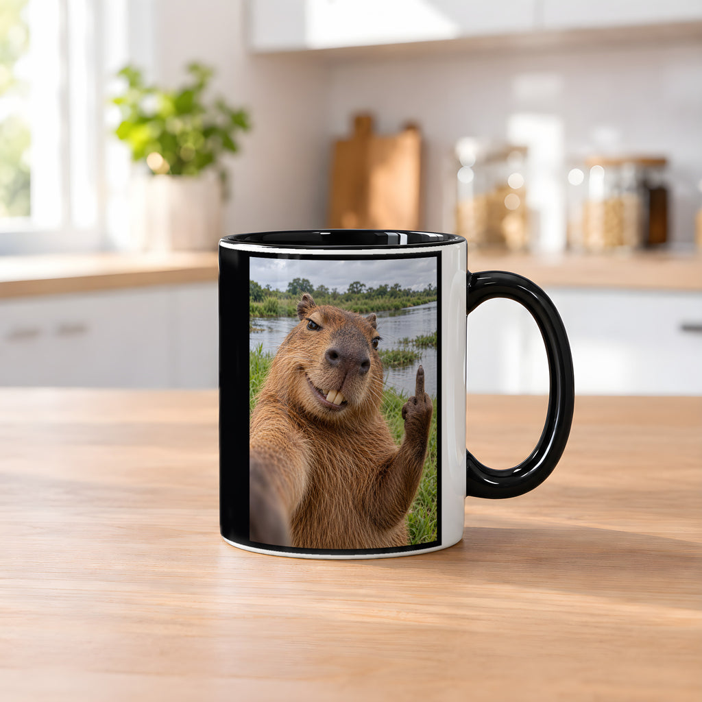 Capybara mit Mittelfinger – Tasse. Innen schwarz. 2 KUECHE. KI-Motiv.