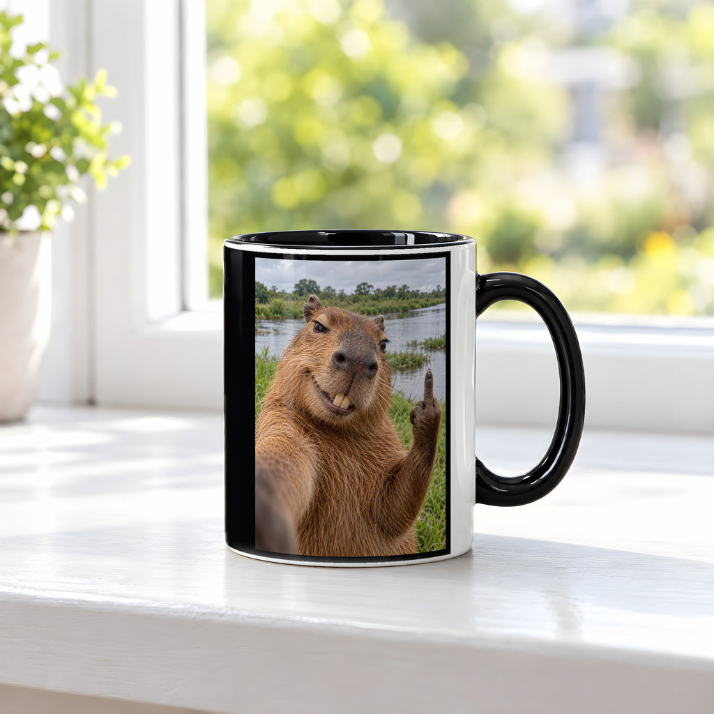 Capybara mit Mittelfinger – Tasse. Innen schwarz. 3 FENSTER. KI-Motiv.