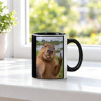 Capybara mit Mittelfinger – Tasse. Innen schwarz. 3 FENSTER. KI-Motiv.
