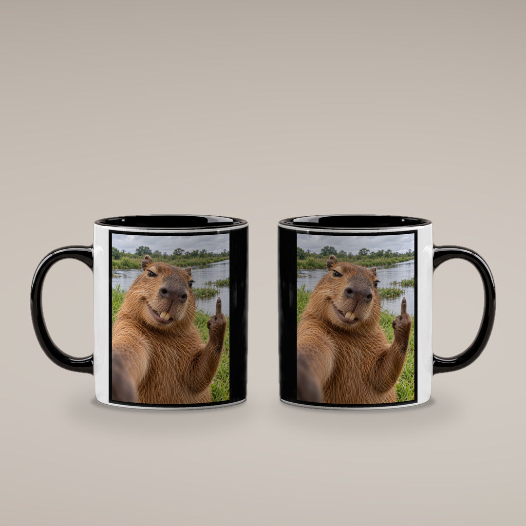Capybara mit Mittelfinger – Tasse. Innen schwarz. 4 BEIDE SEITEN. KI-Motiv.