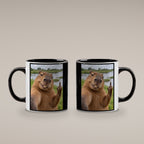 Capybara mit Mittelfinger – Tasse. Innen schwarz. 4 BEIDE SEITEN. KI-Motiv.
