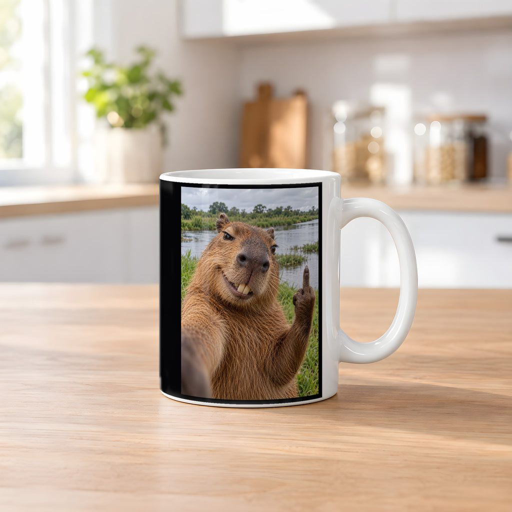 Capybara mit Mittelfinger – Tasse. Weiß. 2 KUECHE. KI-Motiv.