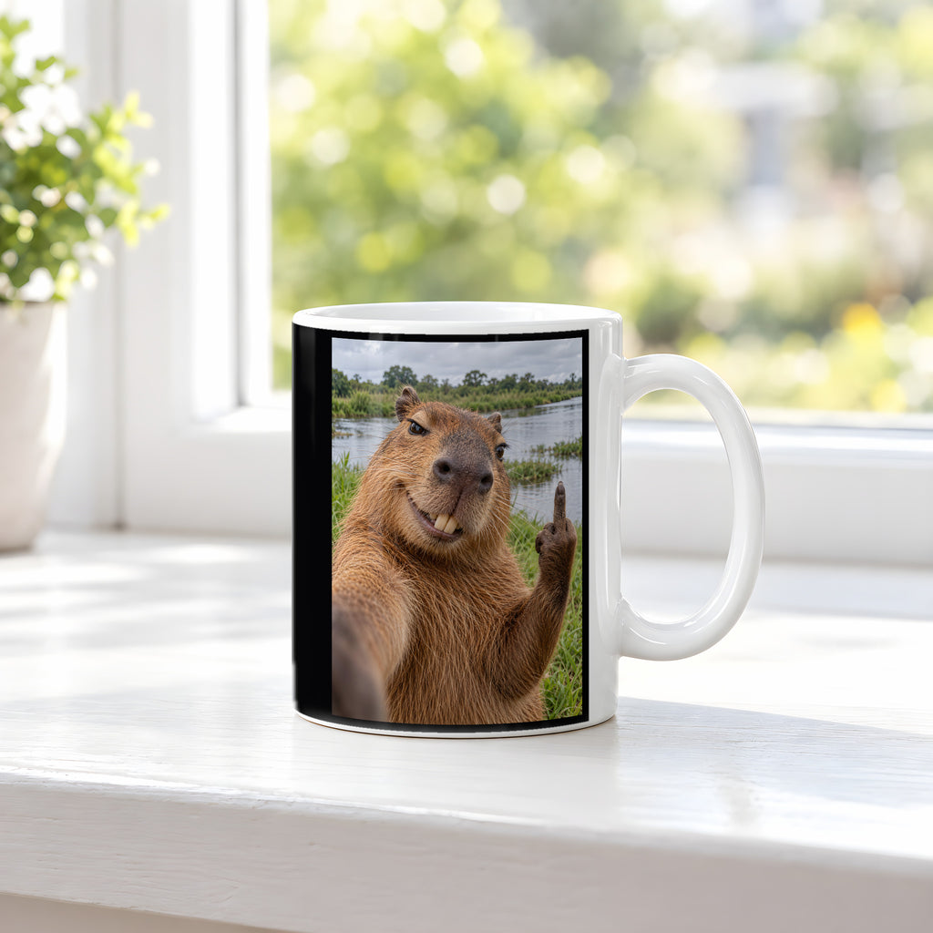 Capybara mit Mittelfinger – Tasse. Weiß. 3 FENSTER. KI-Motiv.