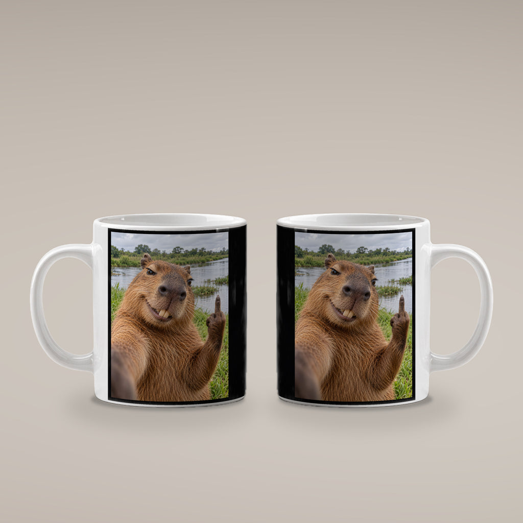 Capybara mit Mittelfinger – Tasse. Weiß. 4 BEIDE SEITEN. KI-Motiv.