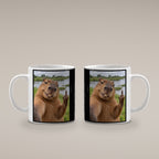 Capybara mit Mittelfinger – Tasse. Weiß. 4 BEIDE SEITEN. KI-Motiv.