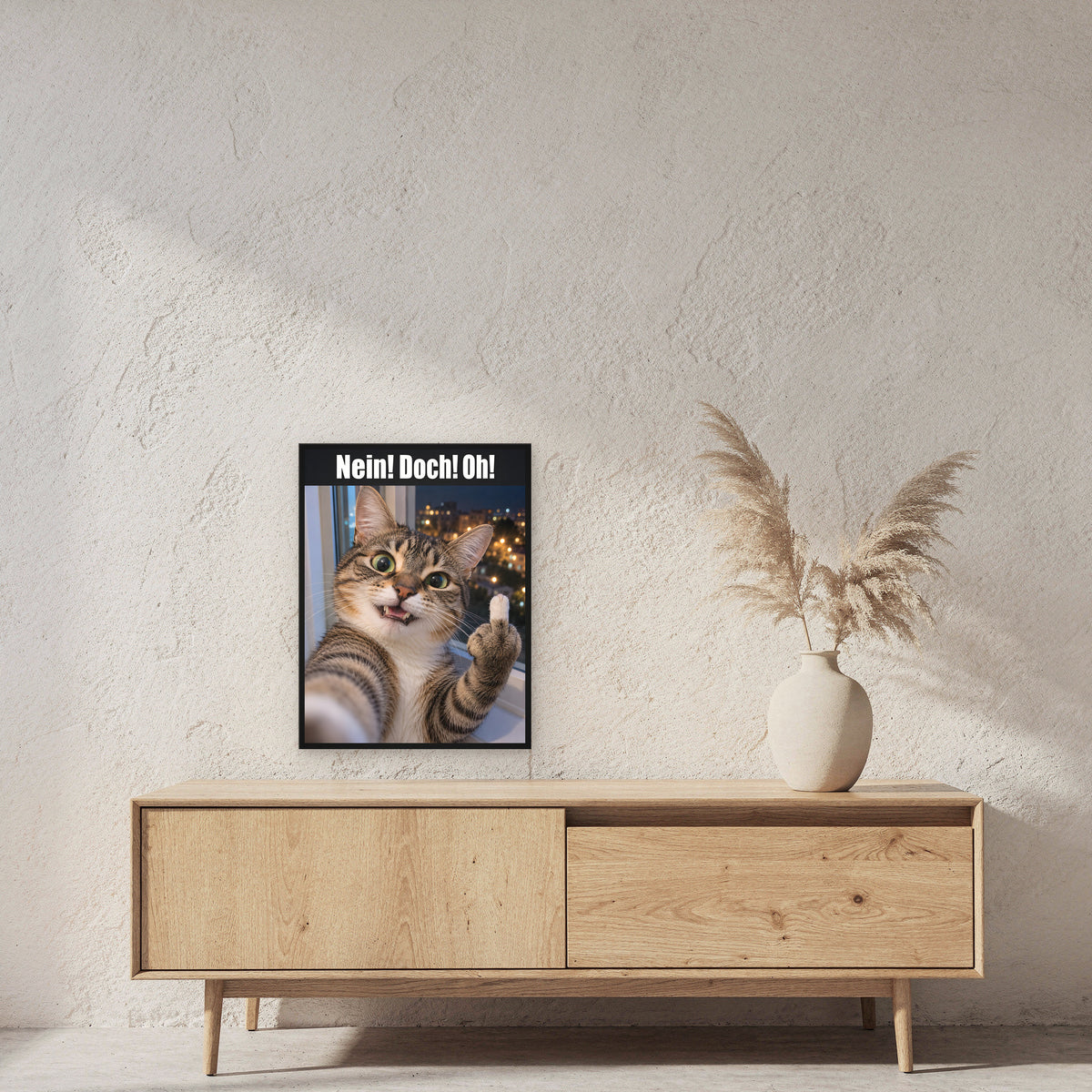 Katze mit Mittelfinger – Gerahmtes Wandbild mit Spruch. 45×60 cm. 2 RAUM. KI-Motiv.