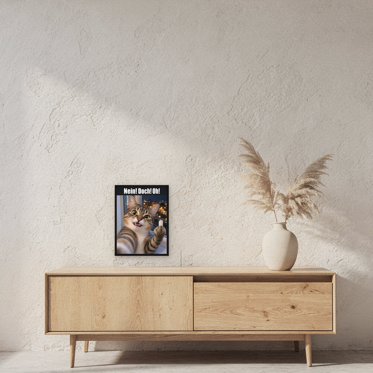 Katze mit Mittelfinger – Gerahmtes Wandbild mit Spruch. 30×40 cm. 2 RAUM. KI-Motiv.