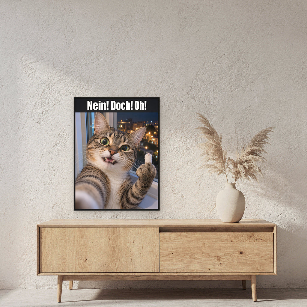 Katze mit Mittelfinger – Gerahmtes Wandbild mit Spruch. 60×80 cm. 2 RAUM. KI-Motiv.