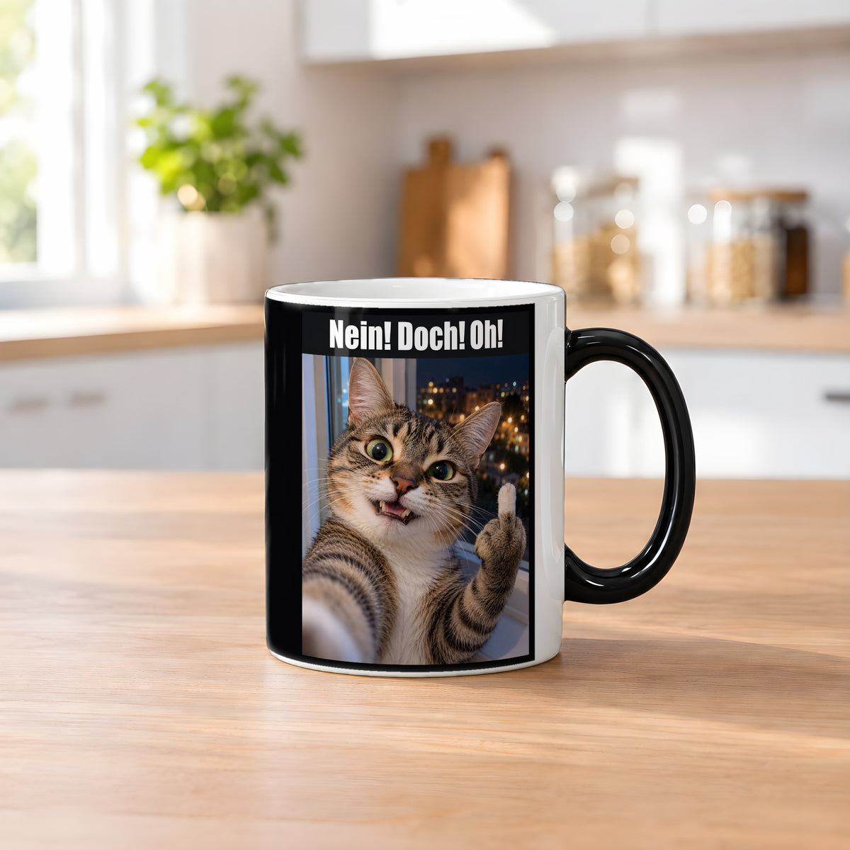 Katze mit Mittelfinger – Tasse mit Spruch. Zaubertasse: Wärmeeffekt. 2 KUECHE HEISS. KI-Motiv.