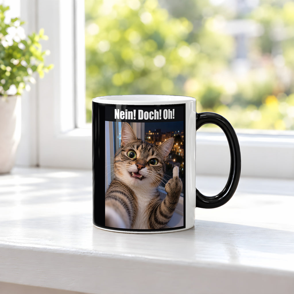 Katze mit Mittelfinger – Tasse mit Spruch. Zaubertasse: Wärmeeffekt. 3 FENSTER HEISS. KI-Motiv.