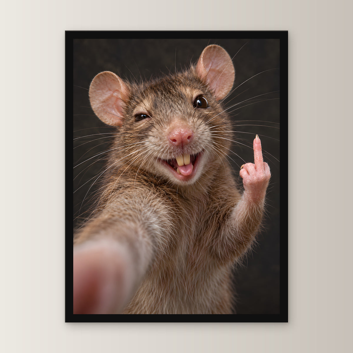 Ratte mit Mittelfinger – Gerahmtes Wandbild. 30×40 cm. 1 FRONTAL. KI-Motiv.