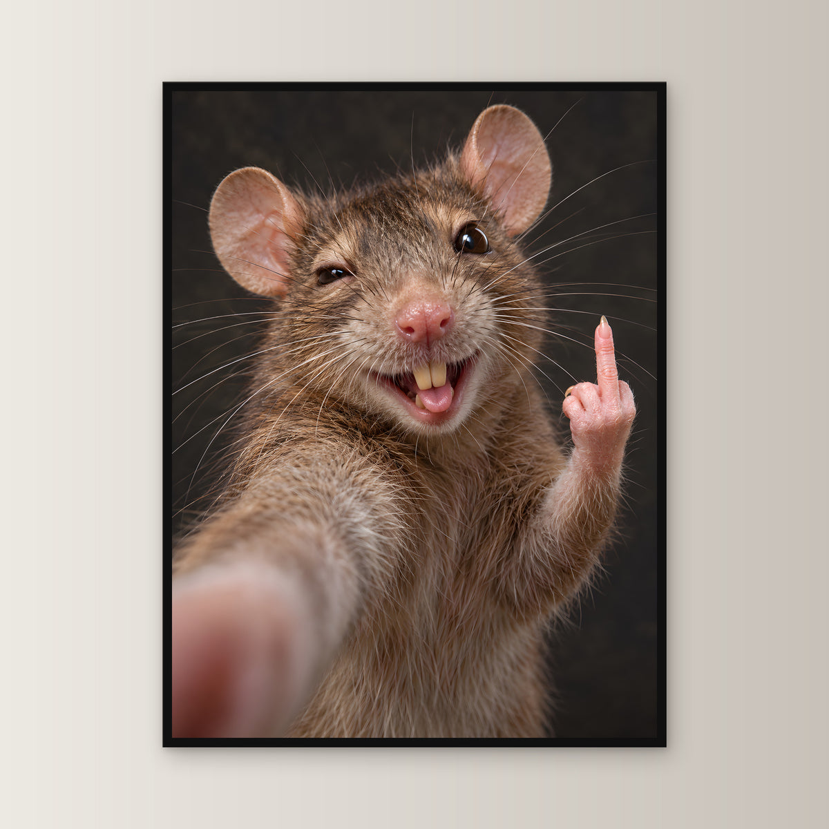 Ratte mit Mittelfinger – Gerahmtes Wandbild. 60×80 cm. 1 FRONTAL. KI-Motiv.