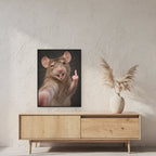 Ratte mit Mittelfinger – Gerahmtes Wandbild. 60×80 cm. 2 RAUM. KI-Motiv.