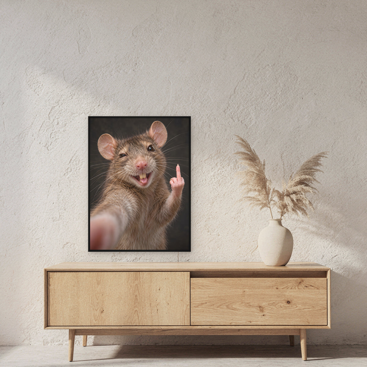 Ratte mit Mittelfinger – Gerahmtes Wandbild. 60×80 cm. 2 RAUM. KI-Motiv.