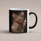 Ratte mit Mittelfinger – Tasse. Zaubertasse: Wärmeeffekt. 1 STUDIO HEISS. KI-Motiv.