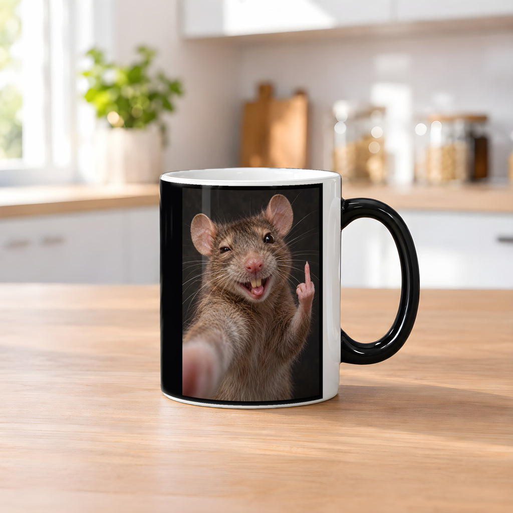 Ratte mit Mittelfinger – Tasse. Zaubertasse: Wärmeeffekt. 2 KUECHE HEISS. KI-Motiv.