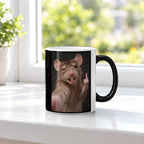 Ratte mit Mittelfinger – Tasse. Zaubertasse: Wärmeeffekt. 3 FENSTER HEISS. KI-Motiv.