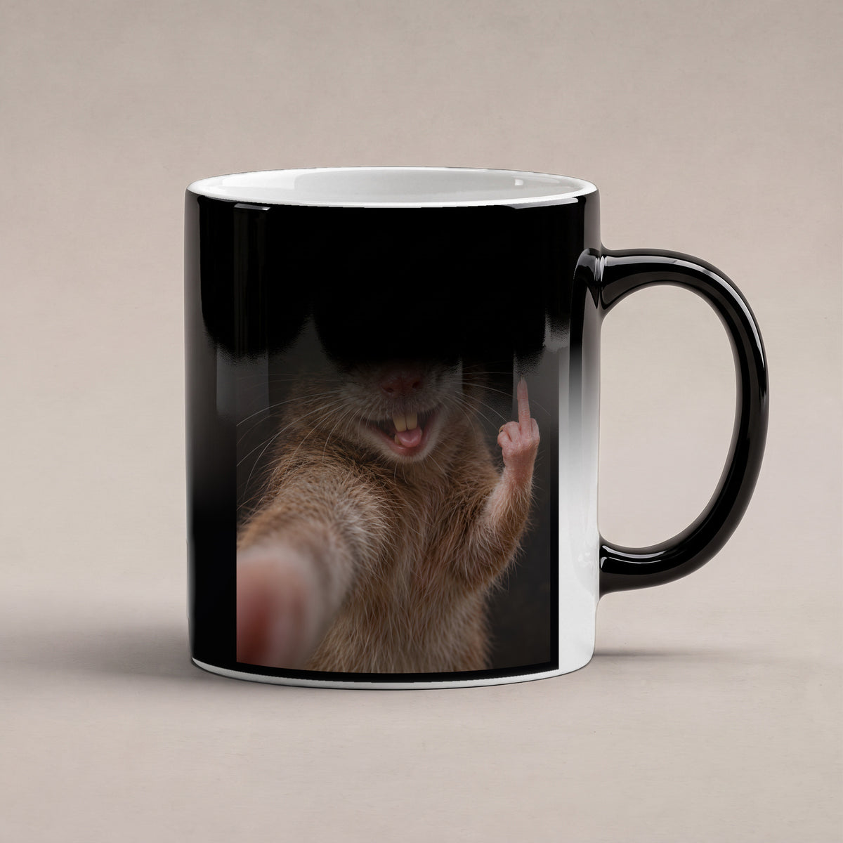 Ratte mit Mittelfinger – Tasse. Zaubertasse: Wärmeeffekt. 6 WAERMEEFFEKT. KI-Motiv.