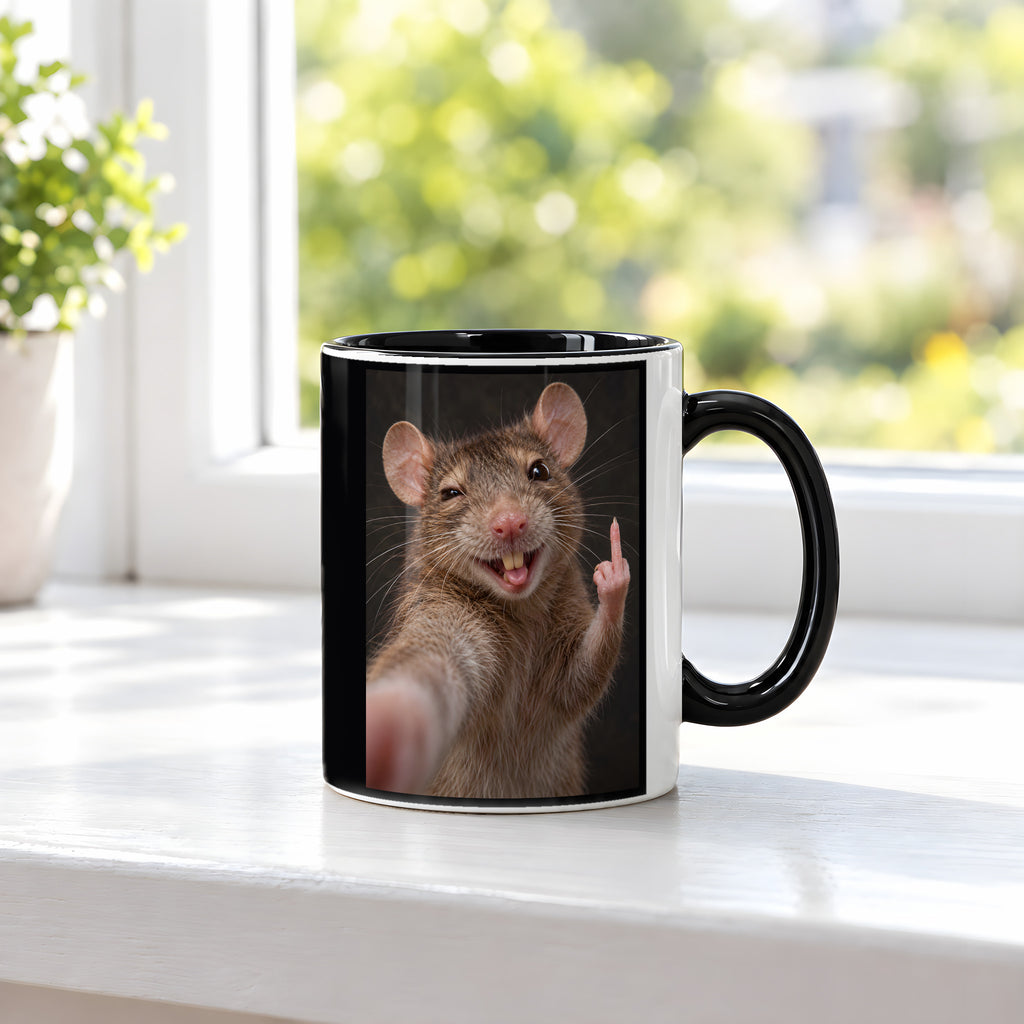 Ratte mit Mittelfinger – Tasse. Innen schwarz. 3 FENSTER. KI-Motiv.
