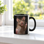 Ratte mit Mittelfinger – Tasse. Innen schwarz. 3 FENSTER. KI-Motiv.