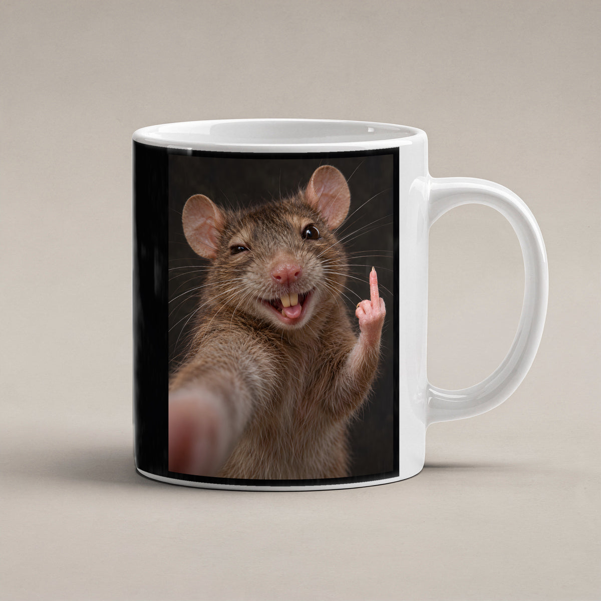 Ratte mit Mittelfinger – Tasse. Weiß. 1 STUDIO. KI-Motiv.