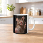 Ratte mit Mittelfinger – Tasse. Weiß. 2 KUECHE. KI-Motiv.