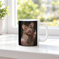 Ratte mit Mittelfinger – Tasse. Weiß. 3 FENSTER. KI-Motiv.