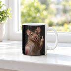 Ratte mit Mittelfinger – Tasse. Weiß. 3 FENSTER. KI-Motiv.