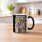 Muskelwolf mit Mittelfinger – Tasse mit Spruch. Zaubertasse: Wärmeeffekt. 2 KUECHE HEISS. KI-Motiv.