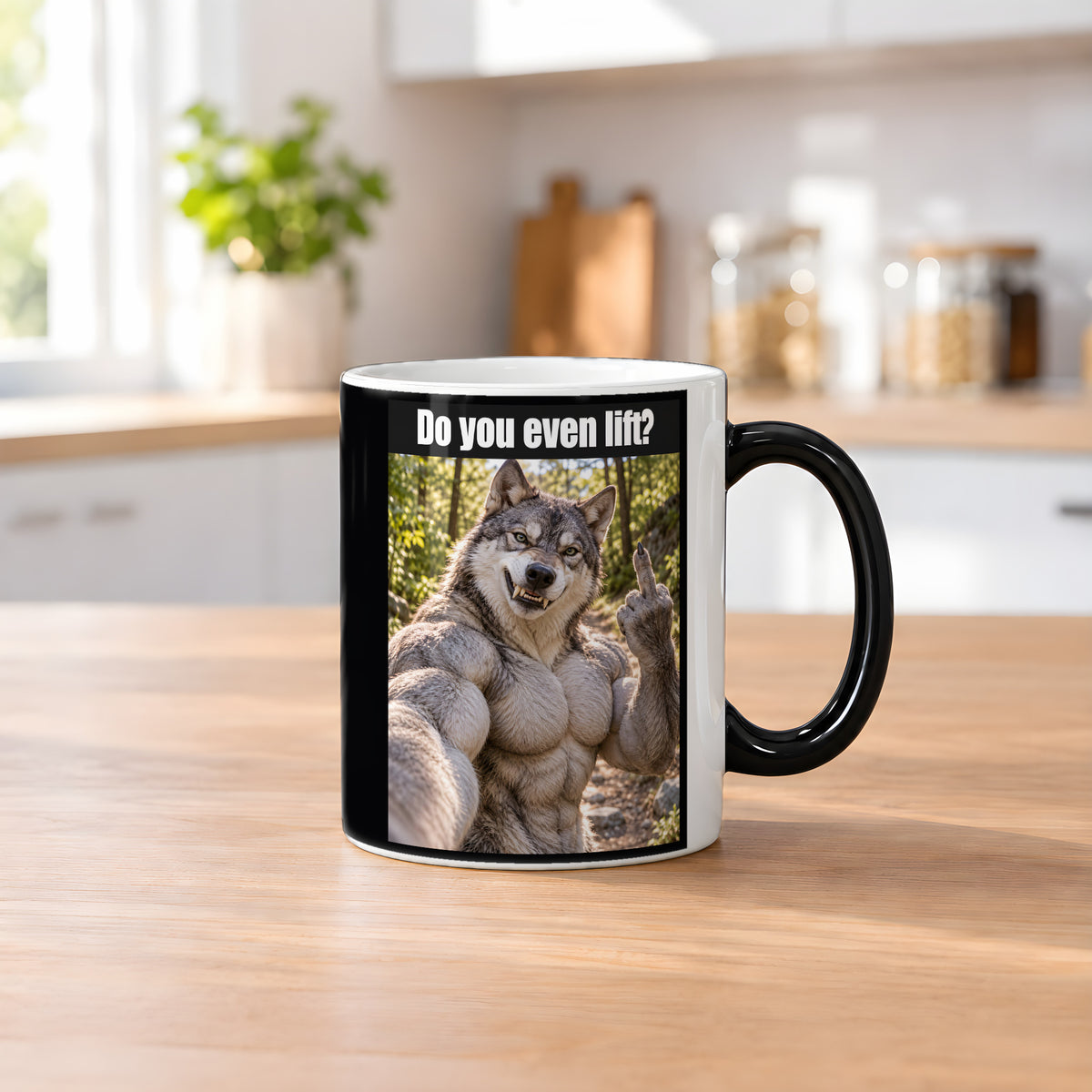 Muskelwolf mit Mittelfinger – Tasse mit Spruch. Zaubertasse: Wärmeeffekt. 2 KUECHE HEISS. KI-Motiv.