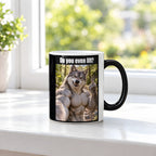 Muskelwolf mit Mittelfinger – Tasse mit Spruch. Zaubertasse: Wärmeeffekt. 3 FENSTER HEISS. KI-Motiv.