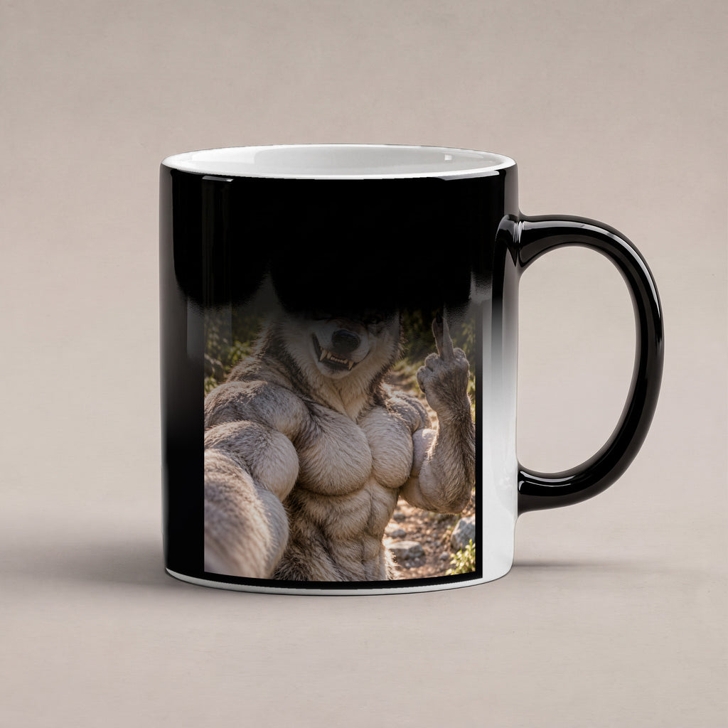 Muskelwolf mit Mittelfinger – Tasse mit Spruch. Zaubertasse: Wärmeeffekt. 6 WAERMEEFFEKT. KI-Motiv.