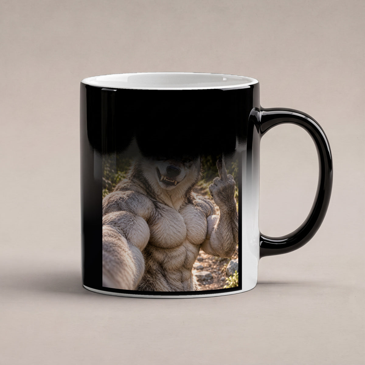 Muskelwolf mit Mittelfinger – Tasse mit Spruch. Zaubertasse: Wärmeeffekt. 6 WAERMEEFFEKT. KI-Motiv.