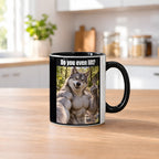 Muskelwolf mit Mittelfinger – Tasse mit Spruch. Innen schwarz. 2 KUECHE. KI-Motiv.
