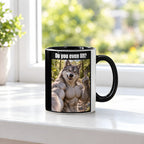 Muskelwolf mit Mittelfinger – Tasse mit Spruch. Innen schwarz. 3 FENSTER. KI-Motiv.
