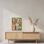 Tiger mit Muskelpose – Gerahmtes Wandbild. 45×60 cm. 2 RAUM. KI-Motiv.