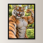 Tiger mit Muskelpose – Gerahmtes Wandbild. 30×40 cm. 1 FRONTAL. KI-Motiv.