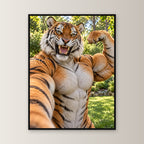 Tiger mit Muskelpose – Gerahmtes Wandbild. 60×80 cm. 1 FRONTAL. KI-Motiv.