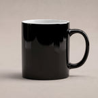 Tiger mit Muskelpose – Tasse. Zaubertasse: Wärmeeffekt. 5 KALT. KI-Motiv.