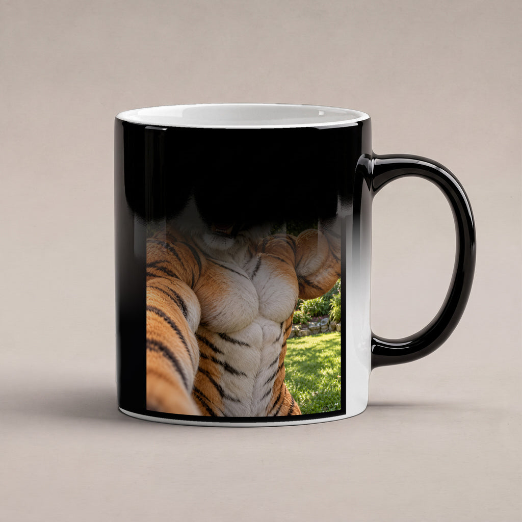 Tiger mit Muskelpose – Tasse. Zaubertasse: Wärmeeffekt. 6 WAERMEEFFEKT. KI-Motiv.
