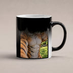 Tiger mit Muskelpose – Tasse. Zaubertasse: Wärmeeffekt. 6 WAERMEEFFEKT. KI-Motiv.
