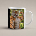 Tiger mit Muskelpose – Tasse. Weiß. 1 STUDIO. KI-Motiv.
