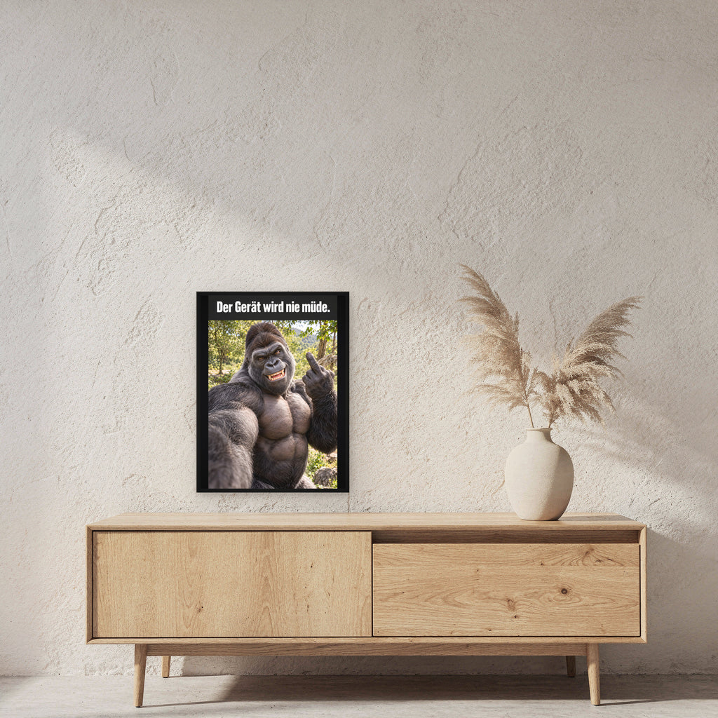Muskelgorilla mit Mittelfinger – Gerahmtes Wandbild mit Spruch. 45×60 cm. 2 RAUM. KI-Motiv.