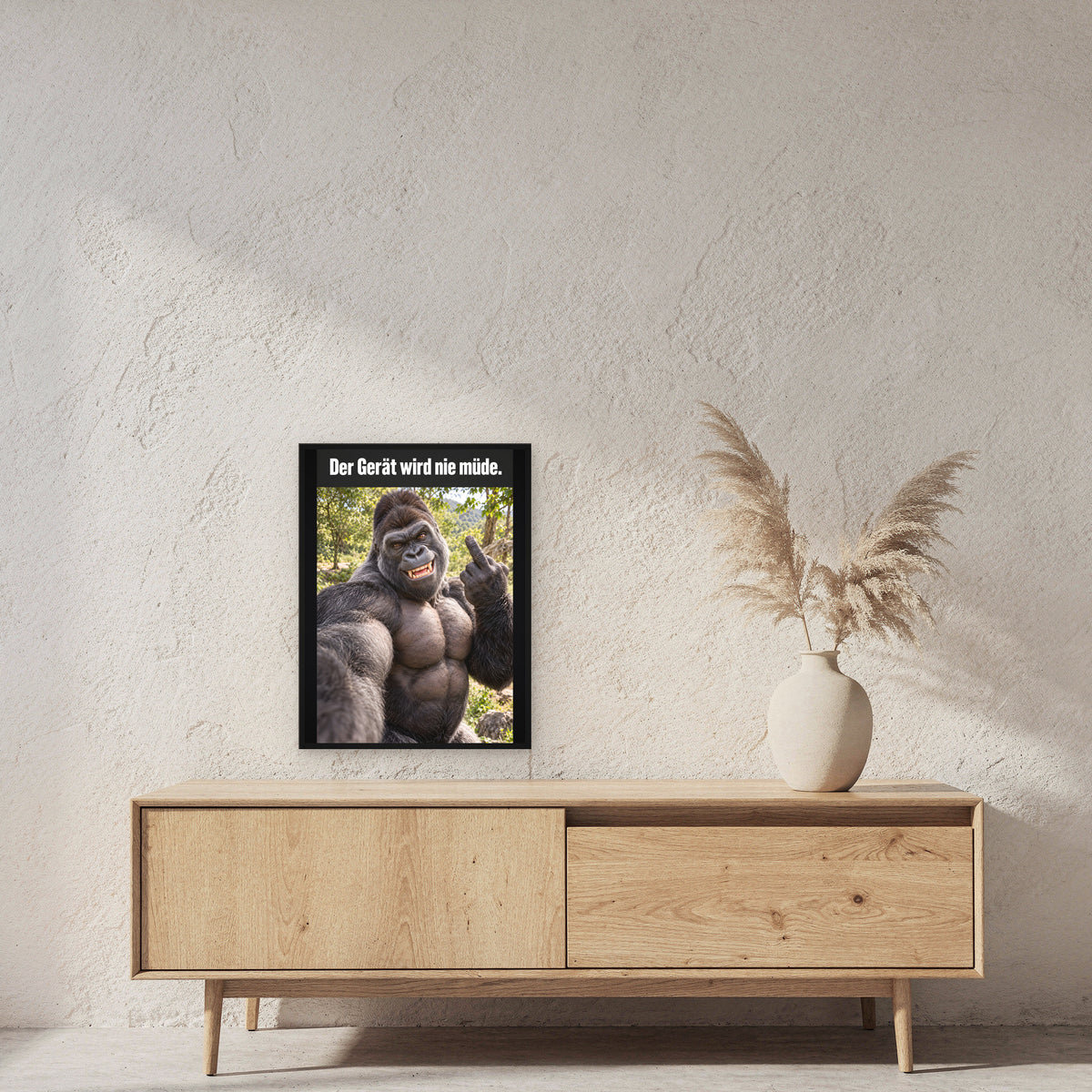 Muskelgorilla mit Mittelfinger – Gerahmtes Wandbild mit Spruch. 45×60 cm. 2 RAUM. KI-Motiv.