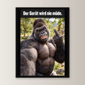 Muskelgorilla mit Mittelfinger – Gerahmtes Wandbild mit Spruch. 30×40 cm. 1 FRONTAL. KI-Motiv.